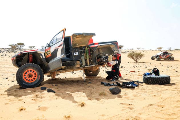 DAKAR 2026 - STAGE 11 202 LATEGAN Henk (rsa), CUMMINGS Brett (rsa), Toyota Gazoo Racing W2RC, Toyota, Ultimate, FIA W2RC, repairing their damages during the Stage 11 of the Dakar 2026, on January 15, 2026 between Bisha and Al Henakiyah, Saudi Arabia - Al HenakiyahSaudi Arabia  Copyright: xFLORENTxGOODENx