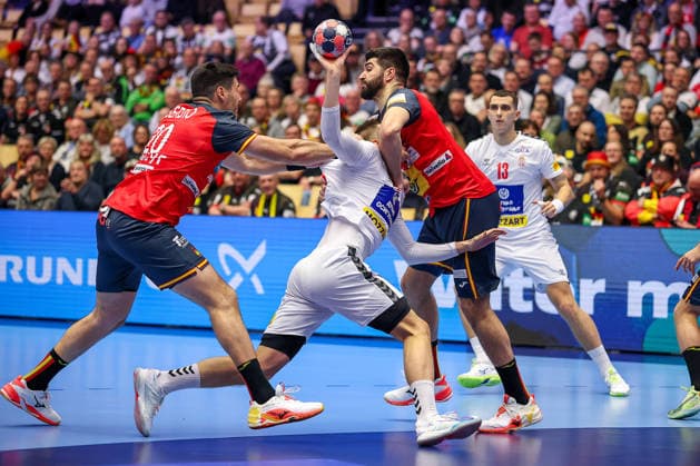 15.01.2026, Handball, Men s EHF EURO 2026, Spanien - Serbien, Jyske Bank Boxen in Herning, Dänemark, Preliminary Round: Stefan Dodic (Serbien 40) wird von Abel Serdio Guntin (Espania 20) und Imanol Garciandia Alustiza (Espania 18) am Kreis festgemacht Dänemark