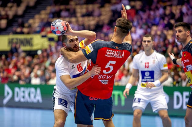 15.01.2026, Handball, Men s EHF EURO 2026, Spanien - Serbien, Jyske Bank Boxen in Herning, Dänemark, Preliminary Round: Uros Kojadinovic (Serbien 15) im Zweikampf gegen Antonio Serradilla Cuenca (Espania 05) Dänemark