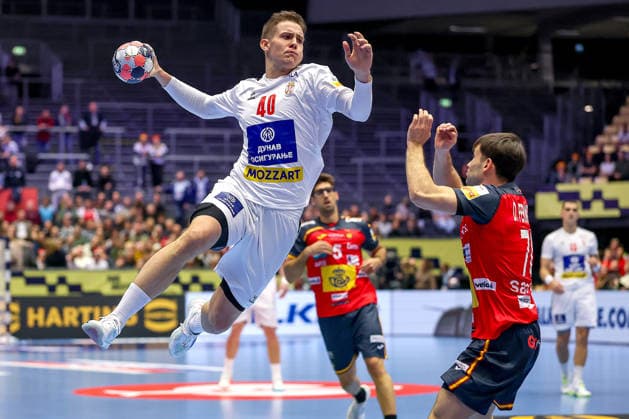 15.01.2026, Handball, Men s EHF EURO 2026, Spanien - Serbien, Jyske Bank Boxen in Herning, Dänemark, Preliminary Round: Stefan Dodic (Serbien 40) wirft den Ball über Daniel Fernandez Jimenez (Espania 70) Dänemark