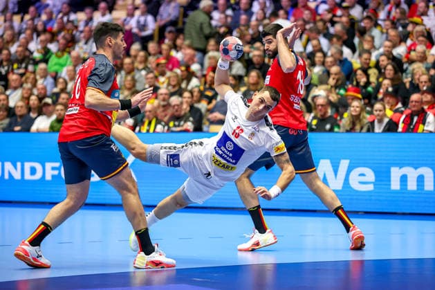 15.01.2026, Handball, Men s EHF EURO 2026, Spanien - Serbien, Jyske Bank Boxen in Herning, Dänemark, Preliminary Round: Uros Borzas (Serbien 13) wirft vorbei an Abel Serdio Guntin (Espania 20) Imanol Garciandia Alustiza (Espania 18) Dänemark