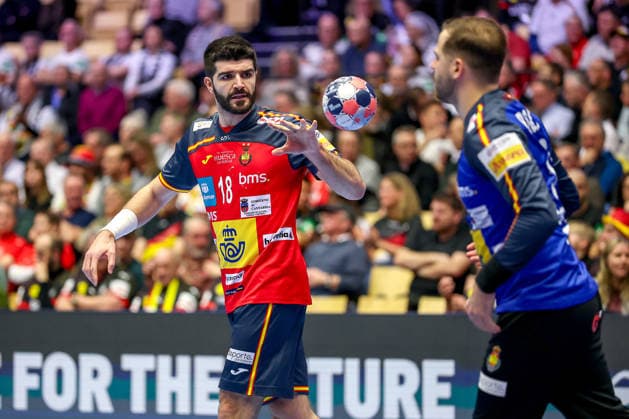 15.01.2026, Handball, Men s EHF EURO 2026, Spanien - Serbien, Jyske Bank Boxen in Herning, Dänemark, Preliminary Round: Imanol Garciandia Alustiza (Espania 18) neben Sergey Hernandez Ferrer (Espania 25) Dänemark