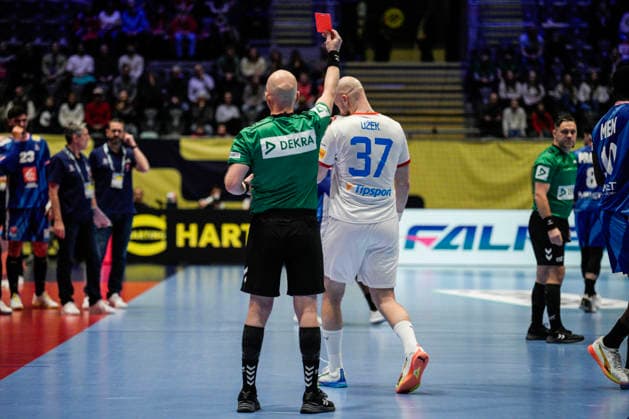 European Handball Championship, France Czech Republic Baerum 20260115 Czech Jan UÅ¾ek receives a red card during the European Championship handball match between France and the Czech Republic in Unity arena Photo Stian Lysberg Solum NTB Baerum Norway EDITORIAL USE ONLY RESTRICTED USE FOR BETTING COMPANIES  Copyright: xStianxLysbergxSolumx xNTBx