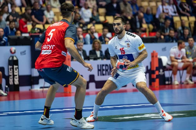 HERNING, DENMARK - JANUARY 15: Antonio Serradilla Cuenca (Spain, 05) against Uros Kojadinovic (Serbia, 15) during the EHF EURO 2026 match between Germany vs Austria at Jyske Bank Boxen Arena on matchday 1 of the Group Matches Group A on January 15, 2026 in Herning, Denmark. Midtjylland Denmark Copyright: xMarioxM.xKobergx