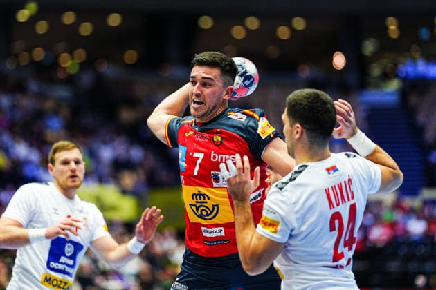 Wurf Tor Jan Gurri (Spanien, 07) DEN, Spanien vs. Serbien, Handball, EHF Europameisterschaft 2026, Gruppe A, Spieltag 1, 15.01.2026 DEN, Spanien vs. Serbien, Handball, EHF Europameisterschaft 2026, Gruppe A, Spieltag 1, 15.01.2026 Herning Copyright: xEibner-Pressefoto MarcelxvonxFehrnx EP_MFN