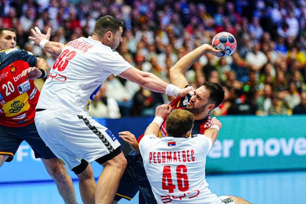 Mijajlo Marsenic (Serbien, 93), Ian Tarrafeta (Spanien, 09), Dragan Pechmalbec (Serbien, 46) DEN, Spanien vs. Serbien, Handball, EHF Europameisterschaft 2026, Gruppe A, Spieltag 1, 15.01.2026 DEN, Spanien vs. Serbien, Handball, EHF Europameisterschaft 2026, Gruppe A, Spieltag 1, 15.01.2026 Herning Copyright: xEibner-Pressefoto MarcelxvonxFehrnx EP_MFN