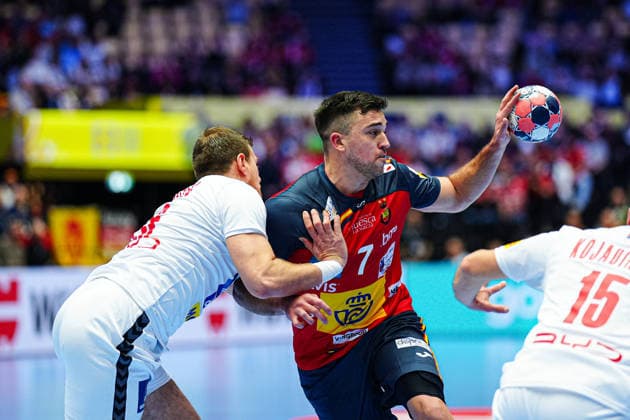 Dragan Pechmalbec (Serbien, 46), Jan Gurri (Spanien, 07) DEN, Spanien vs. Serbien, Handball, EHF Europameisterschaft 2026, Gruppe A, Spieltag 1, 15.01.2026 DEN, Spanien vs. Serbien, Handball, EHF Europameisterschaft 2026, Gruppe A, Spieltag 1, 15.01.2026 Herning Copyright: xEibner-Pressefoto MarcelxvonxFehrnx EP_MFN