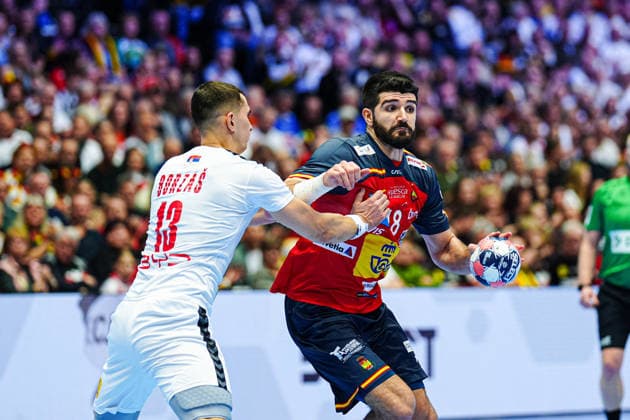 Uros Borzas (Serbien, 13), Imanol Garciandia (Spanien, 18) DEN, Spanien vs. Serbien, Handball, EHF Europameisterschaft 2026, Gruppe A, Spieltag 1, 15.01.2026 DEN, Spanien vs. Serbien, Handball, EHF Europameisterschaft 2026, Gruppe A, Spieltag 1, 15.01.2026 Herning Copyright: xEibner-Pressefoto MarcelxvonxFehrnx EP_MFN