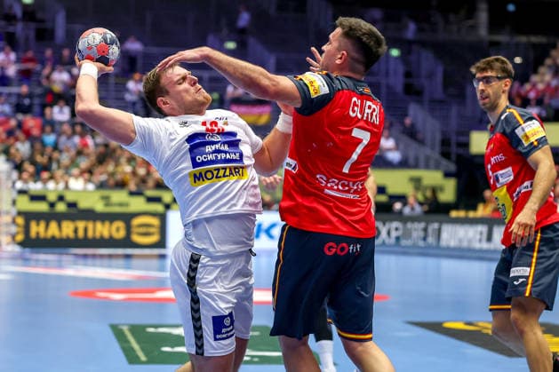 15.01.2026, Handball, Men s EHF EURO 2026, Spanien - Serbien, Jyske Bank Boxen in Herning, Dänemark, Preliminary Round: Dragan Pechmalbec (Serbien 46) im Zweikampf gegen Jan Gurri Aregay (Espania 07) Dänemark