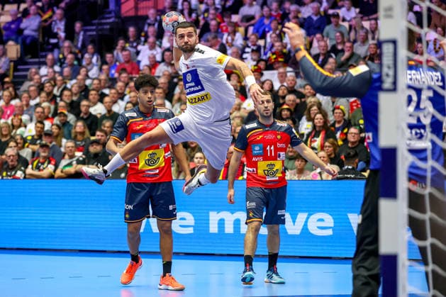 15.01.2026, Handball, Men s EHF EURO 2026, Spanien - Serbien, Jyske Bank Boxen in Herning, Dänemark, Preliminary Round: Vanja Ilic (Serbien 21) wirft auf das Tor von Sergey Hernandez Ferrer (Espania 25) Dänemark
