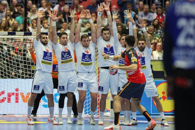 Spanien - Serbien, EHF EM 2026 Imanol Garciandia Alustiza (Spanien, 18) versucht einen direkten Freiwurf zu verwandeln. Handball EHF Europameisterschaft, Länderspiel zwischen Spanien und Serbien am 15. Januar 2026 in Herning (Dänemark)., Herning Dänemark Jyske Bank Boxen