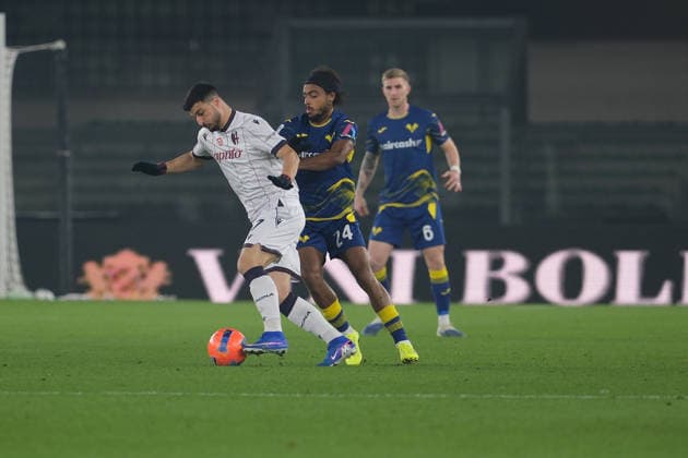 Riccardo Orsolini of Bologna FC contrasted by Antoine Bernede of Hellas Verona FC during the soccer match between Hellas Verona FC and Bologna FC, MD16 of Serie A Enilive Italian soccer championship 2025 2026 at Marcantonio Bentegodi Stadium on January 15, 2026, Verona, Italy.  Copyright: xRobertoxTommasini IPAxSportx xipa-agency.netx xx IPA_70106114 IPA_Agency_IPA70106114
