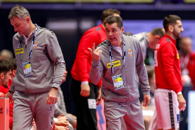 15.01.2026, Handball, Men s EHF EURO 2026, Spanien - Serbien, Jyske Bank Boxen in Herning, Dänemark, Preliminary Round: Headcoach Raul Gonzalez Gutierezz (Serbien hc) gestikulierend am Spielfeldrand Dänemark