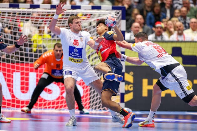 15.01.2026, Handball, Men s EHF EURO 2026, Spanien - Serbien, Jyske Bank Boxen in Herning, Dänemark, Preliminary Round: Dragan Pechmalbec (Serbien 46) und Mijajlo Marsenic (Serbien 93) im Zweikampf gegen Marcos Fis Ballester (Espania 22) Dänemark