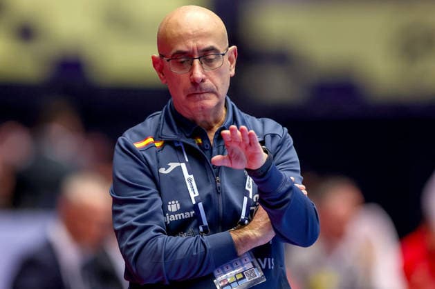 15.01.2026, Handball, Men s EHF EURO 2026, Spanien - Serbien, Jyske Bank Boxen in Herning, Dänemark, Preliminary Round: Headcoach Jordi Ribera Romans (Espania hc) gestikulierend am Spielfeldrand Dänemark