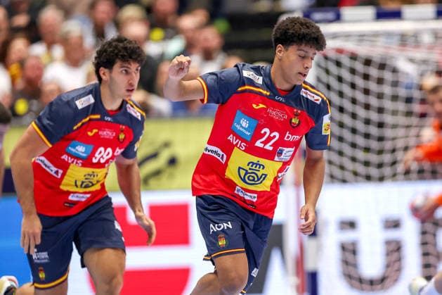 15.01.2026, Handball, Men s EHF EURO 2026, Spanien - Serbien, Jyske Bank Boxen in Herning, Dänemark, Preliminary Round: Javier Rodriguez Moreno (Espania 99) Marcos Fis Ballester (Espania 22) Dänemark