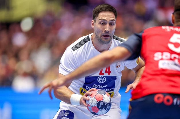 15.01.2026, Handball, Men s EHF EURO 2026, Spanien - Serbien, Jyske Bank Boxen in Herning, Dänemark, Preliminary Round: Lazar Kukic (Serbien 24) im Zweikampf gegen Antonio Serradilla Cuenca (Espania 05) Dänemark