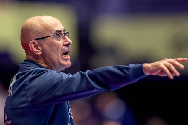 15.01.2026, Handball, Men s EHF EURO 2026, Spanien - Serbien, Jyske Bank Boxen in Herning, Dänemark, Preliminary Round: Headcoach Jordi Ribera Romans (Espania hc) gestikulierend am Spielfeldrand Dänemark