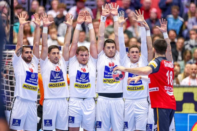 15.01.2026, Handball, Men s EHF EURO 2026, Spanien - Serbien, Jyske Bank Boxen in Herning, Dänemark, Preliminary Round: Freiwurf Imanol Garciandia Alustiza (Espania 18) Mauer Uros Kojadinovic (Serbien 15) Lazar Kukic (Serbien 24) Dragan Pechmalbec (Serbien 46) Dänemark