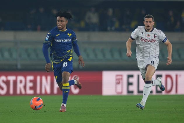 CALCIO - Serie A - Hellas Verona VS Bologna FC Gift Orban of Hellas Verona FC followed by Remo Freuler of Bologna FC during the soccer match between Hellas Verona FC and Bologna FC, MD16 of Serie A Enilive Italian soccer championship 2025 2026 at Marcantonio Bentegodi Stadium on January 15, 2026, Verona, Italy. Verona Italy  Copyright: xIPAxSport ABACAx