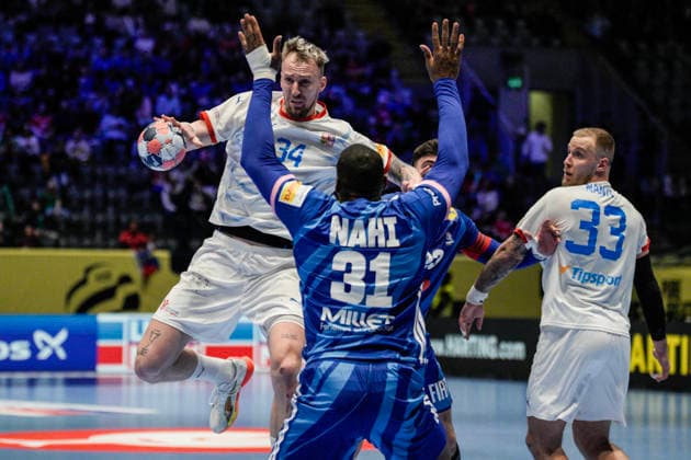 European Handball Championship, France Czech Republic Baerum 20260115 Czech Republic s Dominik Solak and France s Dylan Nahi during the European Championship handball match between France and the Czech Republic in Unity arena Photo Stian Lysberg Solum NTB Baerum Norway EDITORIAL USE ONLY RESTRICTED USE FOR BETTING COMPANIES  Copyright: xStianxLysbergxSolumx xNTBx
