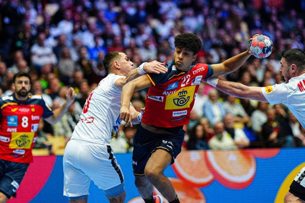 Wurf Tor Marcos Fis (Spanien, 22) DEN, Spanien vs. Serbien, Handball, EHF Europameisterschaft 2026, Gruppe A, Spieltag 1, 15.01.2026 DEN, Spanien vs. Serbien, Handball, EHF Europameisterschaft 2026, Gruppe A, Spieltag 1, 15.01.2026 Herning Copyright: xEibner-Pressefoto MarcelxvonxFehrnx EP_MFN