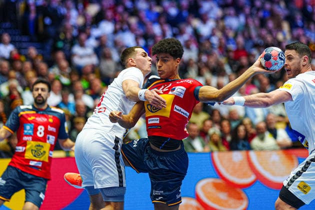 Wurf Tor Marcos Fis (Spanien, 22) DEN, Spanien vs. Serbien, Handball, EHF Europameisterschaft 2026, Gruppe A, Spieltag 1, 15.01.2026 DEN, Spanien vs. Serbien, Handball, EHF Europameisterschaft 2026, Gruppe A, Spieltag 1, 15.01.2026 Herning Copyright: xEibner-Pressefoto MarcelxvonxFehrnx EP_MFN
