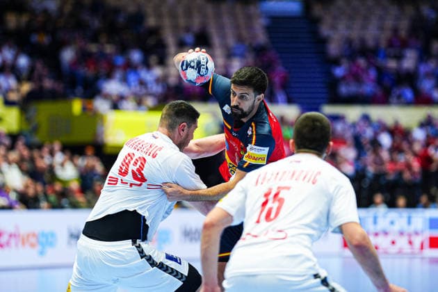 Mijajlo Marsenic (Serbien, 93), Agustin Casado (Spanien, 08) DEN, Spanien vs. Serbien, Handball, EHF Europameisterschaft 2026, Gruppe A, Spieltag 1, 15.01.2026 DEN, Spanien vs. Serbien, Handball, EHF Europameisterschaft 2026, Gruppe A, Spieltag 1, 15.01.2026 Herning Copyright: xEibner-Pressefoto MarcelxvonxFehrnx EP_MFN