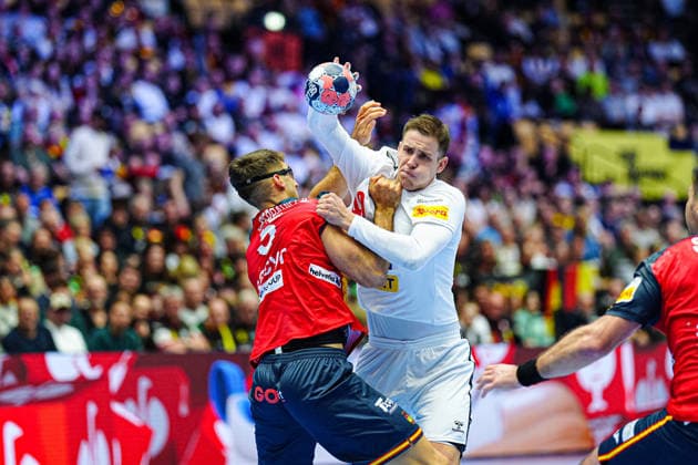 Antonio Serradilla (Spanien, 05), Stefan Dodic (Serbien, 40) DEN, Spanien vs. Serbien, Handball, EHF Europameisterschaft 2026, Gruppe A, Spieltag 1, 15.01.2026 DEN, Spanien vs. Serbien, Handball, EHF Europameisterschaft 2026, Gruppe A, Spieltag 1, 15.01.2026 Herning Copyright: xEibner-Pressefoto MarcelxvonxFehrnx EP_MFN