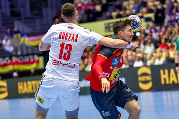 15.01.2026, Handball, Men s EHF EURO 2026, Spanien - Serbien, Jyske Bank Boxen in Herning, Dänemark, Preliminary Round: Foulspiel Uros Borzas (Serbien 13) an Alex Dujshebaev Dovichebaeva (Espania 10) Dänemark