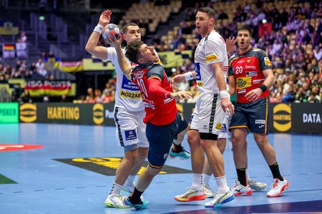 15.01.2026, Handball, Men s EHF EURO 2026, Spanien - Serbien, Jyske Bank Boxen in Herning, Dänemark, Preliminary Round: Foulspiel Uros Borzas (Serbien 13) an Alex Dujshebaev Dovichebaeva (Espania 10) Dänemark