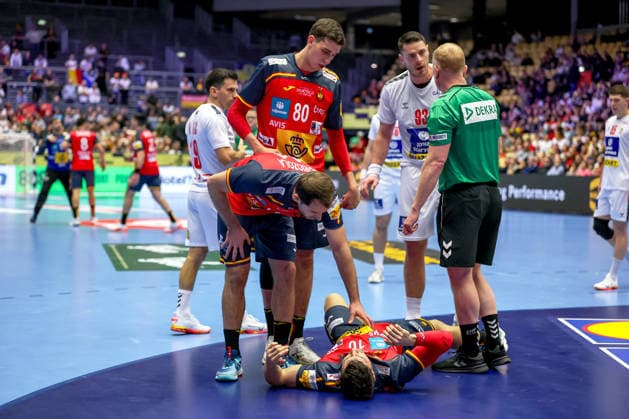 15.01.2026, Handball, Men s EHF EURO 2026, Spanien - Serbien, Jyske Bank Boxen in Herning, Dänemark, Preliminary Round: Alex Dujshebaev Dovichebaeva (Espania 10) liegt mit Schmerzen auf dem Spielfeld Dänemark