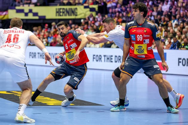 15.01.2026, Handball, Men s EHF EURO 2026, Spanien - Serbien, Jyske Bank Boxen in Herning, Dänemark, Preliminary Round: Agustin Casado Marcelo (Espania 08) im Zweikampf gegen Mijajlo Marsenic (Serbien 93) Dänemark