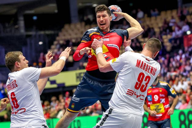 15.01.2026, Handball, Men s EHF EURO 2026, Spanien - Serbien, Jyske Bank Boxen in Herning, Dänemark, Preliminary Round: Dragan Pechmalbec (Serbien 46) und Mijajlo Marsenic (Serbien 93) im Zweikampf gegen Alex Dujshebaev Dovichebaeva (Espania 10) Dänemark