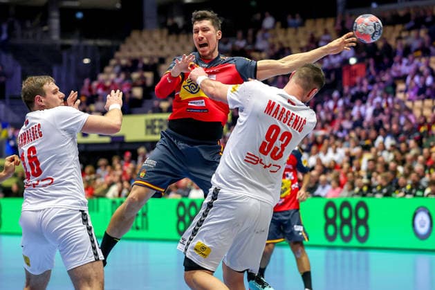 15.01.2026, Handball, Men s EHF EURO 2026, Spanien - Serbien, Jyske Bank Boxen in Herning, Dänemark, Preliminary Round: Dragan Pechmalbec (Serbien 46) und Mijajlo Marsenic (Serbien 93) im Zweikampf gegen Alex Dujshebaev Dovichebaeva (Espania 10) Dänemark