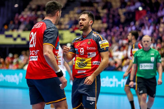 15.01.2026, Handball, Men s EHF EURO 2026, Spanien - Serbien, Jyske Bank Boxen in Herning, Dänemark, Preliminary Round: Abel Serdio Guntin (Espania 20) neben Ian Tarrafeta Serrano (Espania 09) Dänemark