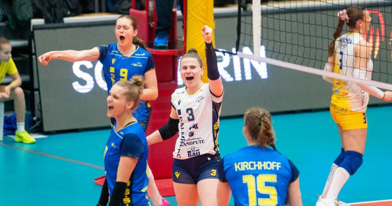 15.1.2026, Volleyball, Frauen, CEV Zeren Champions League Volley 2025 26, Vorrunde, Gruppe E, 4. Spieltag, SSC Palmberg Schwerin - VC Maritza Plovdiv Die Spielerinnen des SSC Palmberg Schwerin jubeln. Florien Reesink (SSC Palmberg Schwerin, Mitte) Schwerin Palmberg Arena Mecklenburg-Vorpommern Deutschland