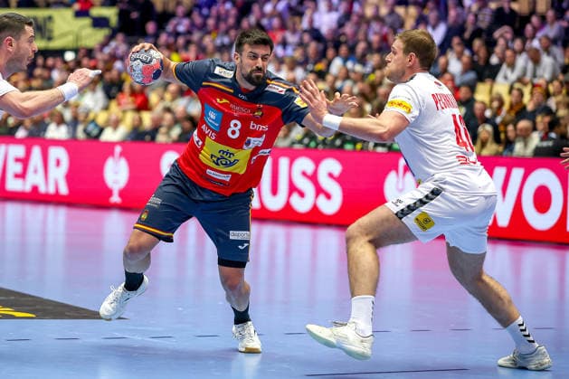 15.01.2026, Handball, Men s EHF EURO 2026, Spanien - Serbien, Jyske Bank Boxen in Herning, Dänemark, Preliminary Round: Agustin Casado Marcelo (Espania 08) im Zweikampf gegen Mijajlo Marsenic (Serbien 93) Dragan Pechmalbec (Serbien 46) Dänemark