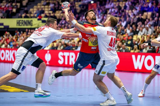 15.01.2026, Handball, Men s EHF EURO 2026, Spanien - Serbien, Jyske Bank Boxen in Herning, Dänemark, Preliminary Round: Agustin Casado Marcelo (Espania 08) im Zweikampf gegen Mijajlo Marsenic (Serbien 93) Dragan Pechmalbec (Serbien 46) Dänemark