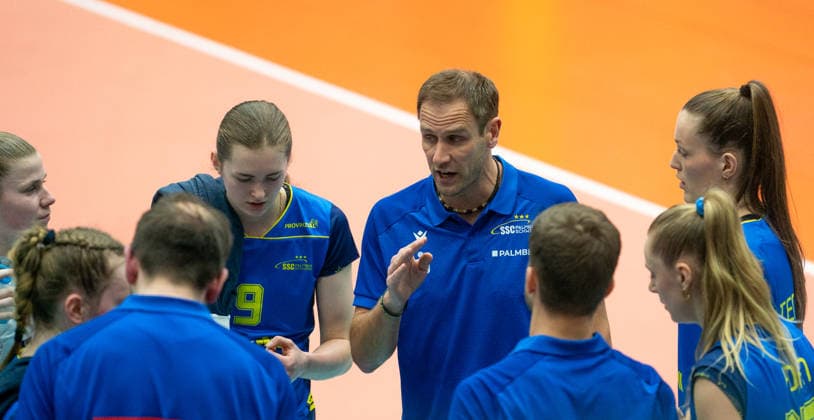15.1.2026, Volleyball, Frauen, CEV Zeren Champions League Volley 2025 26, Vorrunde, Gruppe E, 4. Spieltag, SSC Palmberg Schwerin - VC Maritza Plovdiv Trainer Felix Koslowski (SSC Palmberg Schwerin, Mitte) gibt seinen Spielerinnen Anweisungen. Schwerin Palmberg Arena Mecklenburg-Vorpommern Deutschland