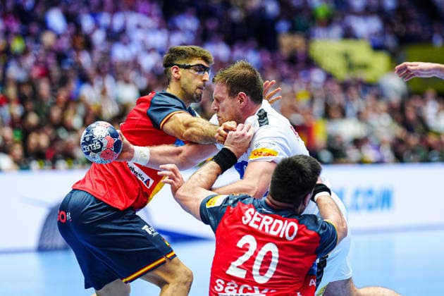 Antonio Serradilla (Spanien, 05), Dragan Pechmalbec (Serbien, 46), Abel Serdio (Spanien, 20) DEN, Spanien vs. Serbien, Handball, EHF Europameisterschaft 2026, Gruppe A, Spieltag 1, 15.01.2026 DEN, Spanien vs. Serbien, Handball, EHF Europameisterschaft 2026, Gruppe A, Spieltag 1, 15.01.2026 Herning Copyright: xEibner-Pressefoto MarcelxvonxFehrnx EP_MFN