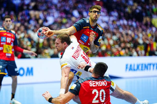 Antonio Serradilla (Spanien, 05), Dragan Pechmalbec (Serbien, 46), Abel Serdio (Spanien, 20) DEN, Spanien vs. Serbien, Handball, EHF Europameisterschaft 2026, Gruppe A, Spieltag 1, 15.01.2026 DEN, Spanien vs. Serbien, Handball, EHF Europameisterschaft 2026, Gruppe A, Spieltag 1, 15.01.2026 Herning Copyright: xEibner-Pressefoto MarcelxvonxFehrnx EP_MFN