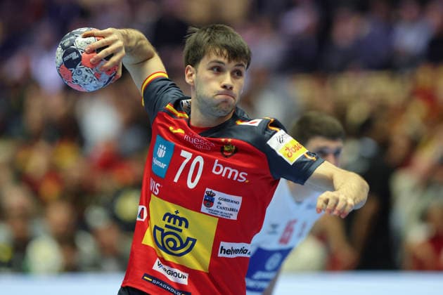 Spanien - Serbien, EHF EM 2026 Daniel Fernandez (Spanien, 70) mit einem Siebenmeter. Handball EHF Europameisterschaft, Länderspiel zwischen Spanien und Serbien am 15. Januar 2026 in Herning (Dänemark)., Herning Dänemark Jyske Bank Boxen