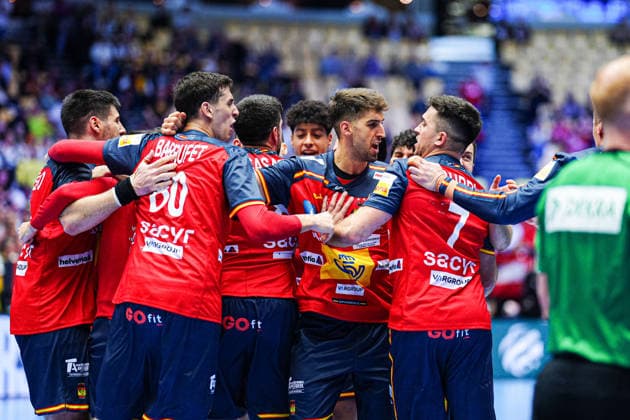 Spanien jubelt Jubel nach Sieg Spielende DEN, Spanien vs. Serbien, Handball, EHF Europameisterschaft 2026, Gruppe A, Spieltag 1, 15.01.2026 DEN, Spanien vs. Serbien, Handball, EHF Europameisterschaft 2026, Gruppe A, Spieltag 1, 15.01.2026 Herning Copyright: xEibner-Pressefoto MarcelxvonxFehrnx EP_MFN
