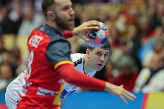 Spanien - Serbien, EHF EM 2026 Stefan Dodic (Serbien, 40) beoachtet Aleix Gomez Abello (Spanien, 28) bei dessen Siebenmeterausführung. Handball EHF Europameisterschaft, Länderspiel zwischen Spanien und Serbien am 15. Januar 2026 in Herning (Dänemark)., Herning Dänemark Jyske Bank Boxen