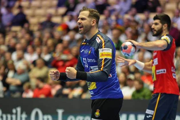 Spanien - Serbien, EHF EM 2026 Torwart Ignacio Biosca Garcia (Spanien, 53) bejubelt eine seiner Paraden. Handball EHF Europameisterschaft, Länderspiel zwischen Spanien und Serbien am 15. Januar 2026 in Herning (Dänemark)., Herning Dänemark Jyske Bank Boxen