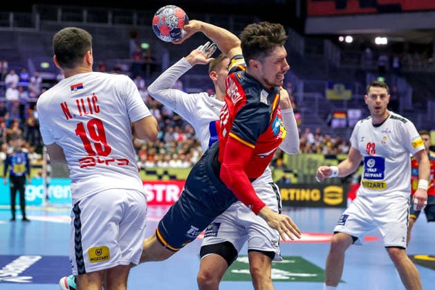 15.01.2026, Handball, Men s EHF EURO 2026, Spanien - Serbien, Jyske Bank Boxen in Herning, Dänemark, Preliminary Round: Nemanja Ilic (Serbien 19) im Zweikampf gegen Alex Dujshebaev Dovichebaeva (Espania 10) Dänemark