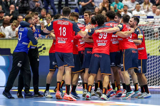 15.01.2026, Handball, Men s EHF EURO 2026, Spanien - Serbien, Jyske Bank Boxen in Herning, Dänemark, Preliminary Round: Abschlussjubel nach dem Sieg der Spanier gegen Serbien - Dänemark