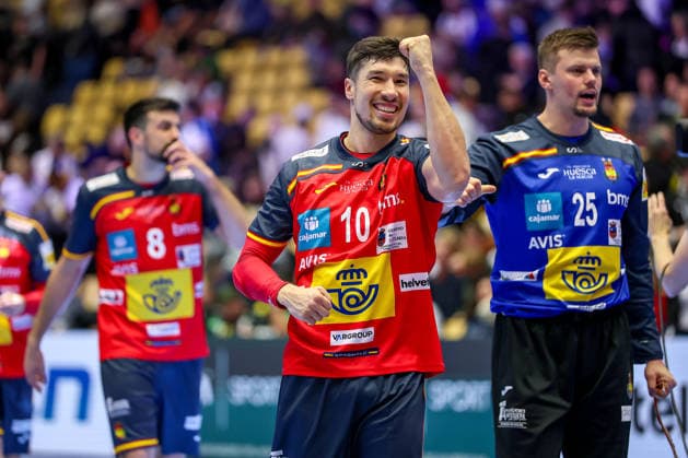 15.01.2026, Handball, Men s EHF EURO 2026, Spanien - Serbien, Jyske Bank Boxen in Herning, Dänemark, Preliminary Round: Abschlussjubel nach dem Sieg der Spanier gegen Serbien - Alex Dujshebaev Dovichebaeva (Espania 10) jubelnd neben Sergey Hernandez Ferrer (Espania 25) Dänemark *** 15 01 2026, Handball, Men s EHF EURO 2026, Spain Serbia, Jyske Bank Boxing in Herning, Denmark, Preliminary Round Final celebration after Spains victory against Serbia Alex Dujshebaev Dovichebaeva Espania 10 cheering next to Sergey Hernandez Ferrer Espania 25 Denmark