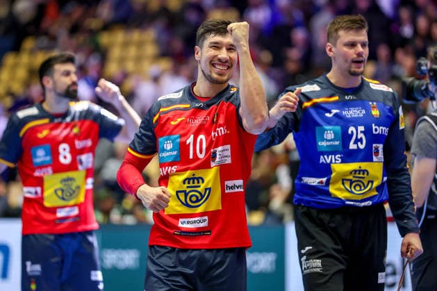 15.01.2026, Handball, Men s EHF EURO 2026, Spanien - Serbien, Jyske Bank Boxen in Herning, Dänemark, Preliminary Round: Abschlussjubel nach dem Sieg der Spanier gegen Serbien - Alex Dujshebaev Dovichebaeva (Espania 10) jubelnd neben Sergey Hernandez Ferrer (Espania 25) Dänemark *** 15 01 2026, Handball, Men s EHF EURO 2026, Spain Serbia, Jyske Bank Boxing in Herning, Denmark, Preliminary Round Final celebration after Spains victory against Serbia Alex Dujshebaev Dovichebaeva Espania 10 cheering next to Sergey Hernandez Ferrer Espania 25 Denmark